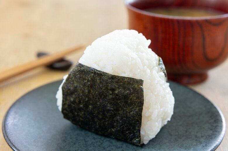 塾前後はおにぎりとお味噌汁が最適（画像：イメージ）