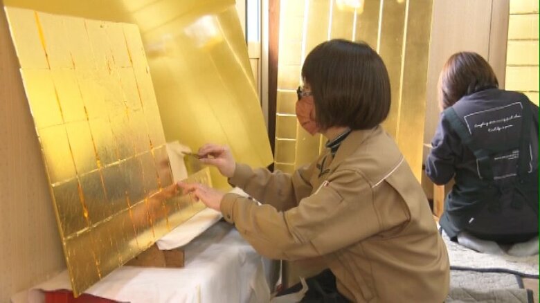 金箔を2度貼る「2度推し」を行っている中山さん