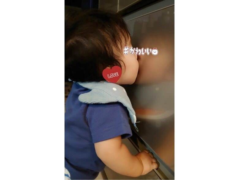 冷蔵庫に映る自分にチュー（提供：EYさん）