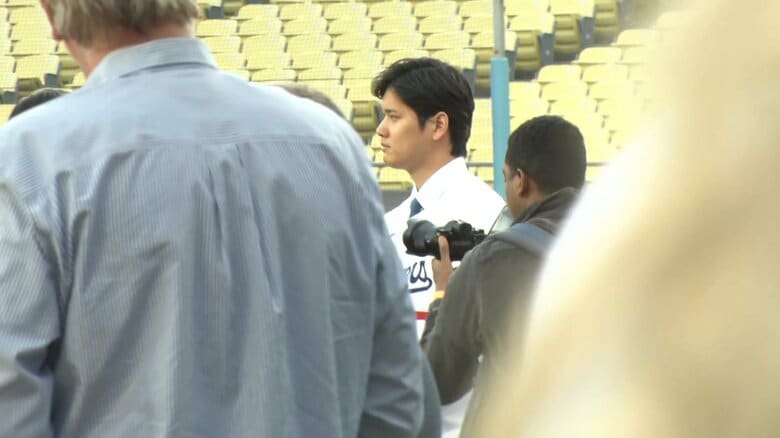 グラウンドで写真対応をする大谷選手