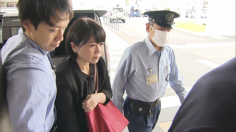 報道陣の問いかけにも無言…前橋市役所に入る小川市長　３日朝