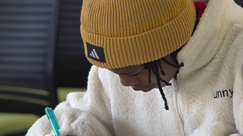 大東文化大学のキャンパスで勉強中