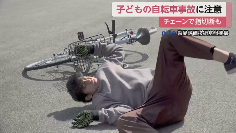 タイヤに傘が挟まり転倒