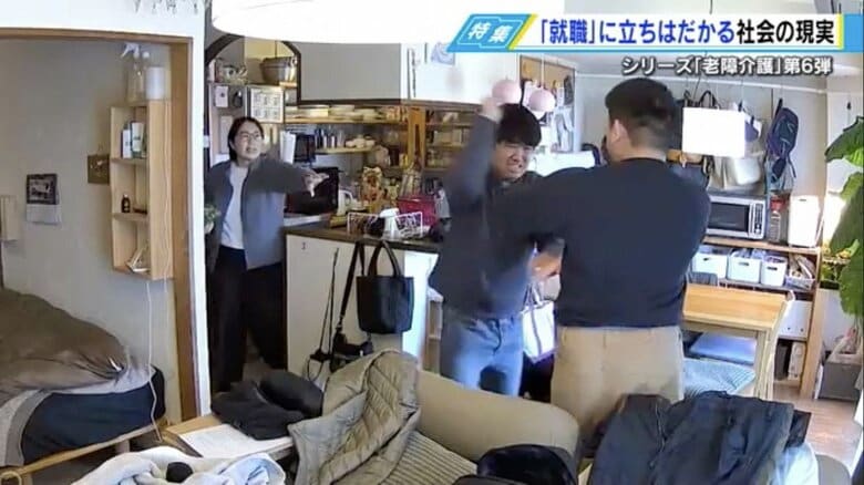 かんしゃくを起こし、兄に襲いかかる弟・勇輝さん（左）
