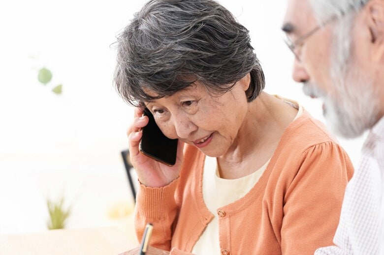 義父母から頻繁に連絡が来る場合は？（画像はイメージ）