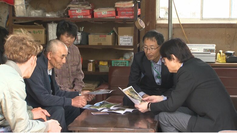 農家の方々から被災状況の説明を受けられた　4月18日