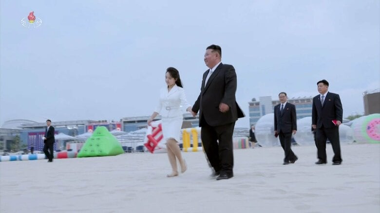 白い砂浜を“娘”とともに歩く金総書記　2025年6月