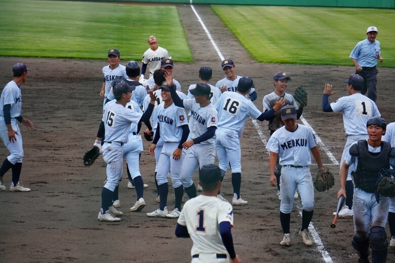 勝利して喜ぶ新潟明訓ナイン