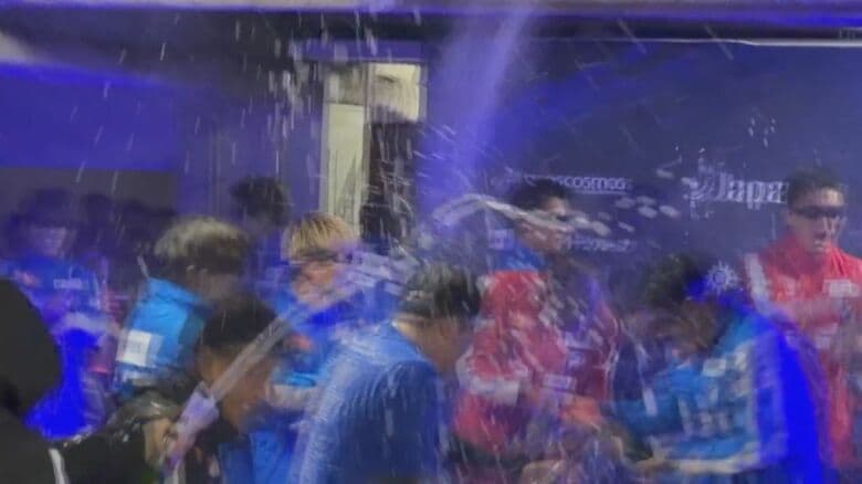 1000本のシャンパンで「シャンパンファイト」