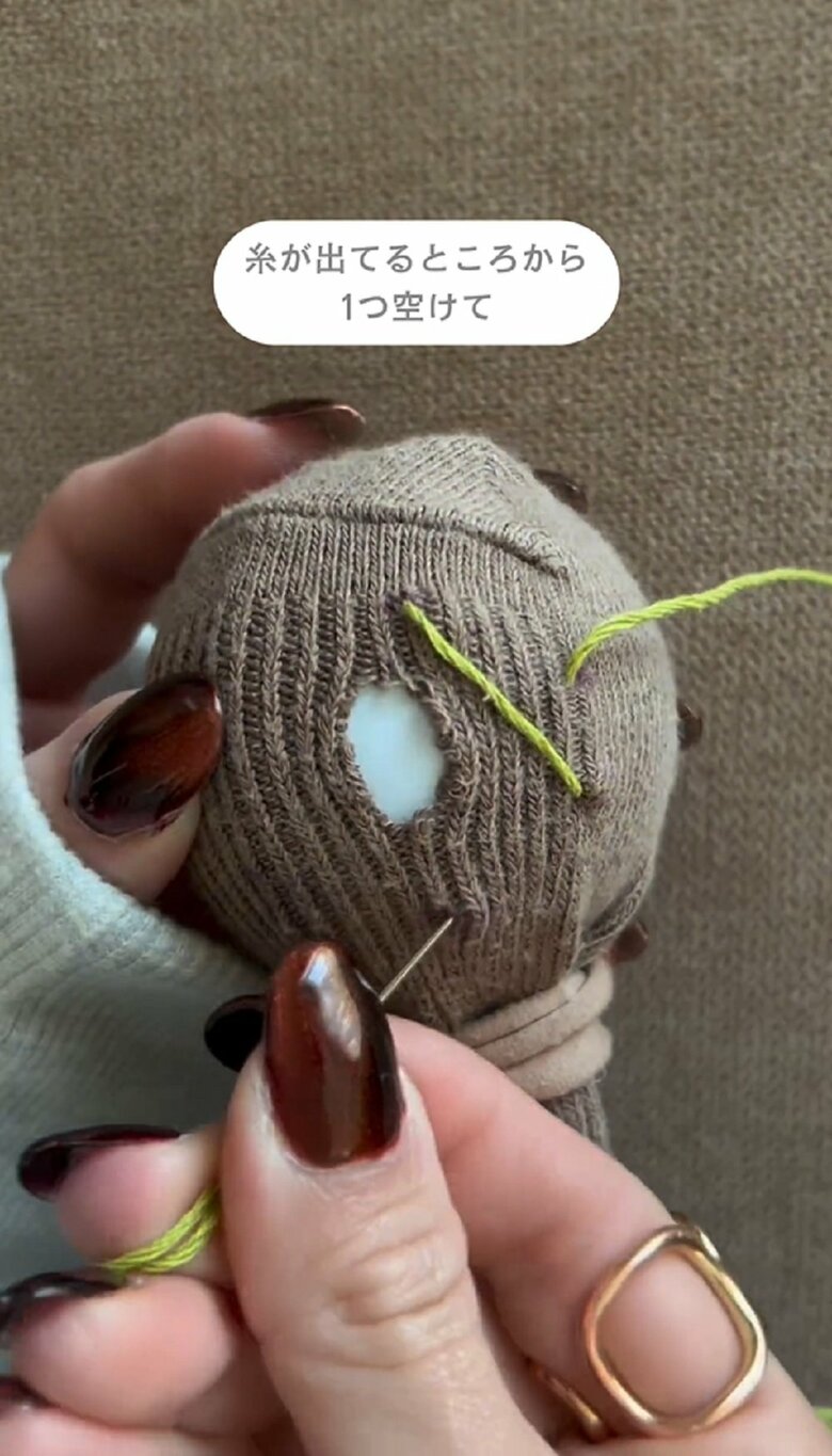 先ほど抜かした穴に下から通す