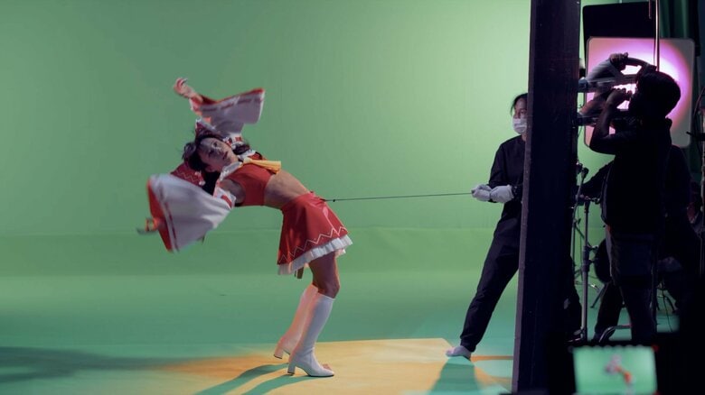 ミニスカートから美脚も…