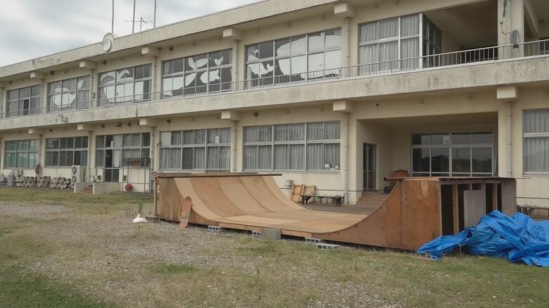 波松小の校庭につくられたスケートボード場