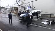 電柱ポッキリ…交差点“右直事故”でトラックとワンボックスカーが大破　男女6人搬送・5人重傷　大阪市住之江区