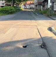 【なぜ陥没？】『道路の表面に穴ぼこがある』車道に”15～20センチの穴”…さらにその下には約1立方メートルの空洞が存在＿ケガ人なし＿市が原因究明進める〈北海道小樽市〉