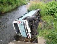 バックで駐車しようとしたら…フェンス突き破り、高さ2メートル以上から転落＿60代男性が軽傷「アクセルとブレーキを踏み間ち違えたのではないか」＜北海道小樽市＞