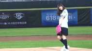 乃木坂46・齋藤飛鳥の初始球式は台湾 野茂英雄のトルネード投法に挑戦!
