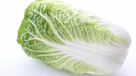 野菜ソムリエが教える甘い白菜の選び方と、鮮度を保つ“成長点破壊”の裏ワザ。「黒い点々」は食べても大丈夫！