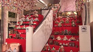 和菓子店で「ひな人形展」色鮮やかな雛飾りにうっとり