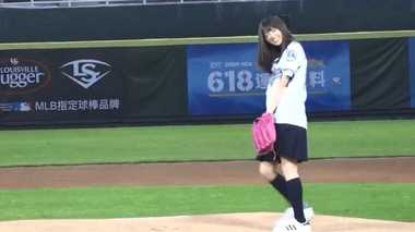 乃木坂46・齋藤飛鳥の初始球式は台湾 野茂英雄のトルネード投法に挑戦!