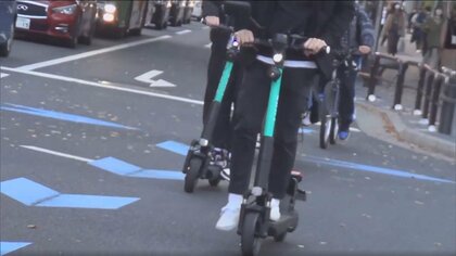 “ノーヘル”で歩道をスイスイの危険走行…「電動キックボード」が一部免許不要に…その条件は？