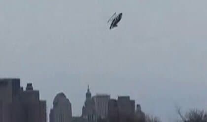 「大きな雷のようだった」ハドソン川に遊覧ヘリ墜落　子供含む6人死亡…メインローター等が外れた状態　アメリカ・ニューヨーク