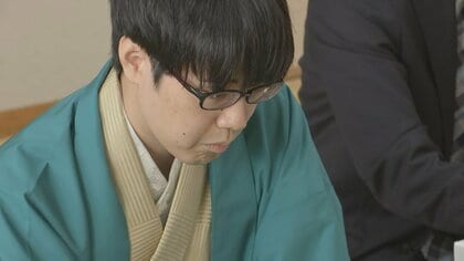 羽生九段も倒した富山出身の26歳、服部慎一郎七段が藤井聡太棋聖に挑む「棋聖戦」第一局　昼食は3品すべてハーフ