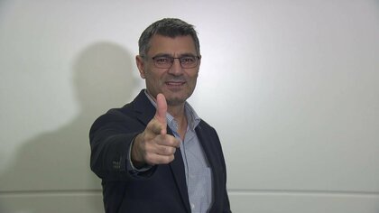 “無課金おじさん”射撃のユスフ・ディケチ選手が日本で“神対応”「シューティングポーズ」記念撮影にサインも