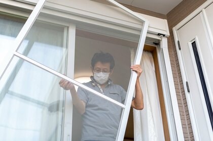 台風前に網戸はしまった方がいい? 強風対策の疑問を三協アルミに聞いた