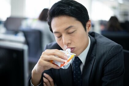 空腹時に手が震えたり冷や汗が出る…それ「低血糖」の症状かも？対処法や受診が必要なのか専門医に聞いた