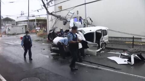電柱ポッキリ…交差点“右直事故”でトラックとワンボックスカーが大破　男女6人搬送・5人重傷　大阪市住之江区