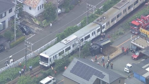 「電車来た！やばい！」“2つの事故”が連鎖…軽ワゴン車と衝突したトラックが線路内へ　数分後に列車と衝突する緊迫の瞬間　横浜市
