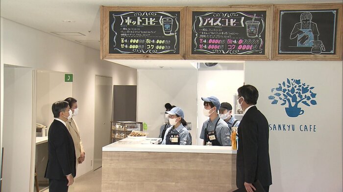 社内カフェで交流される両陛下