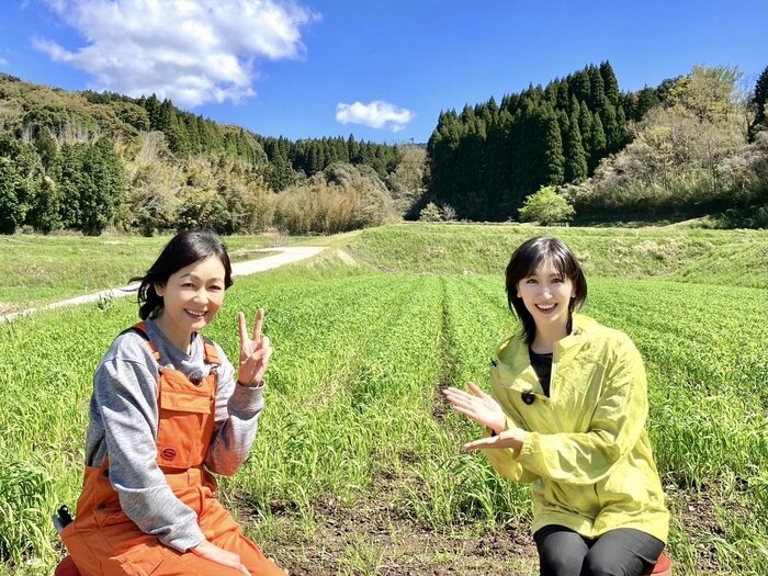 空の青さが美しい! 左・財前直見さん 右:横山ルリカ情報キャスター