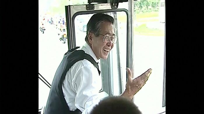 バスの中でガッツポーズ