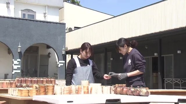 焼きあがった作品を前に