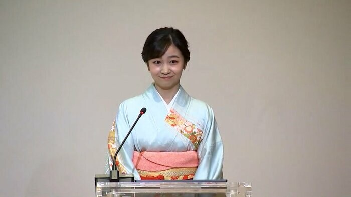 外交関係樹立125周年記念式典は水色の振り袖 5月27日