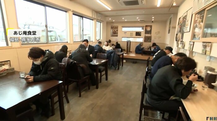 客がいっぱいの店内