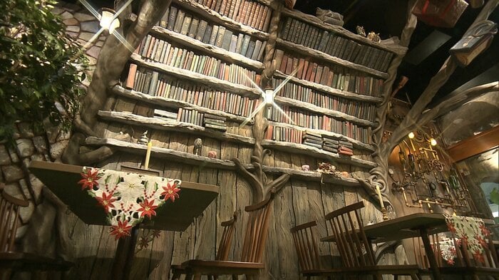 客席に迫るような本 読みたい本は本棚が動いて届けてくれる…という設定