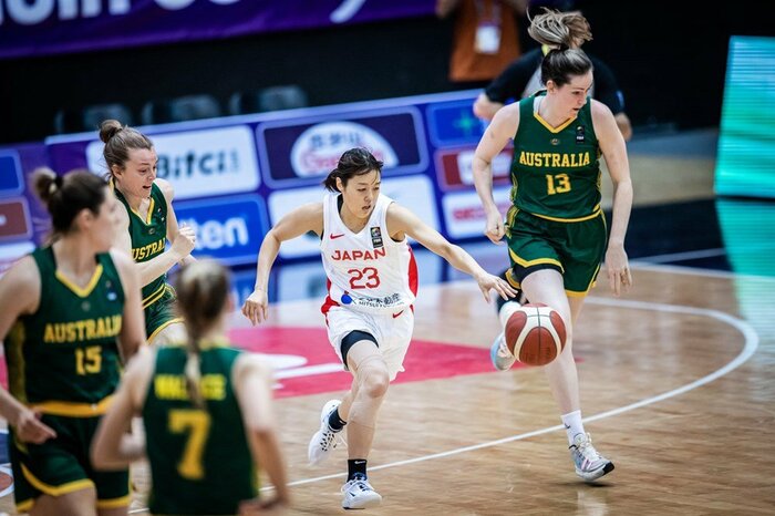 豪の高さにも怯まずアタックする山本選手©fibaasiacup