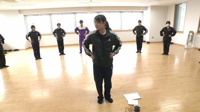 ビジュアルリーダー・菅原菜音さん（手前）を中心に動きを確認する部員たち