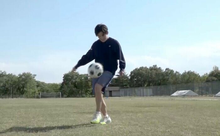巧みなリフティングを披露する岩井明愛