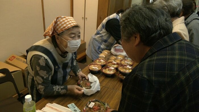 イベントで自慢の料理を提供する中島さん（秋田・仙北市角館町）