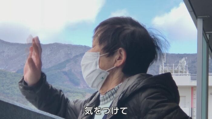 晴翔さんを見送る五百子さん