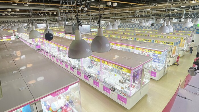 店内には約450台のクレーンゲームが並ぶ