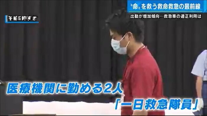 一日救急隊員の委任状を手渡し