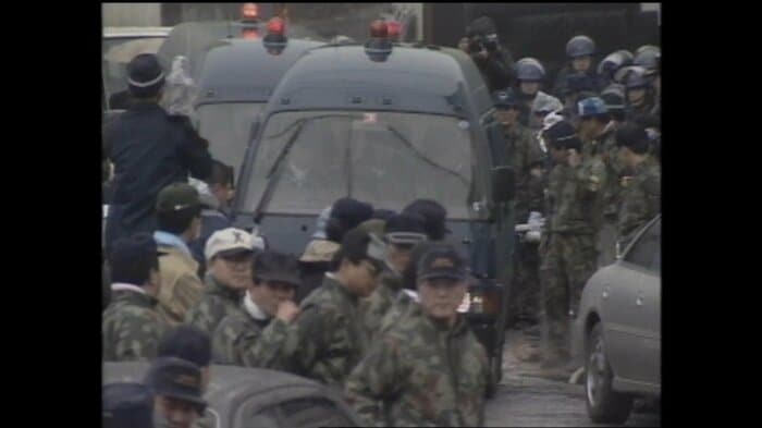 教祖を乗せた護送車が上九一色村の教団施設を出る 1995年5月16日