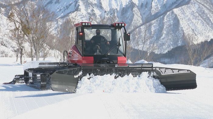 スキー場でゲレンデを整備する雪上車「FUZIN(風刃)」