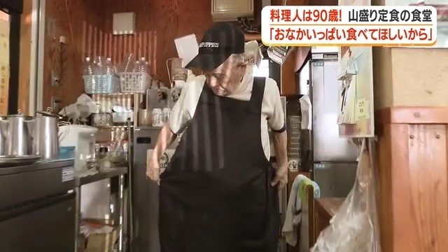 エプロンを身につける後藤一幸さん（90歳）