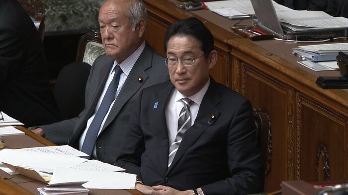 25日 世耕参院幹事長の代表質問を聞く岸田首相