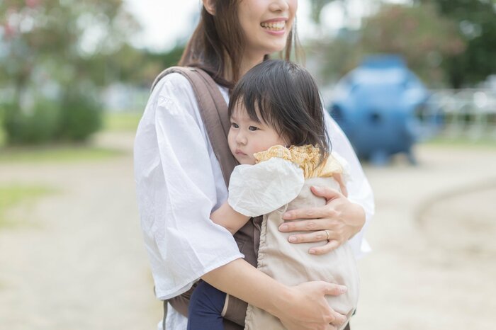 子どもの“咳エチケット”は「保護者向きのだっこ」で(イメージ)